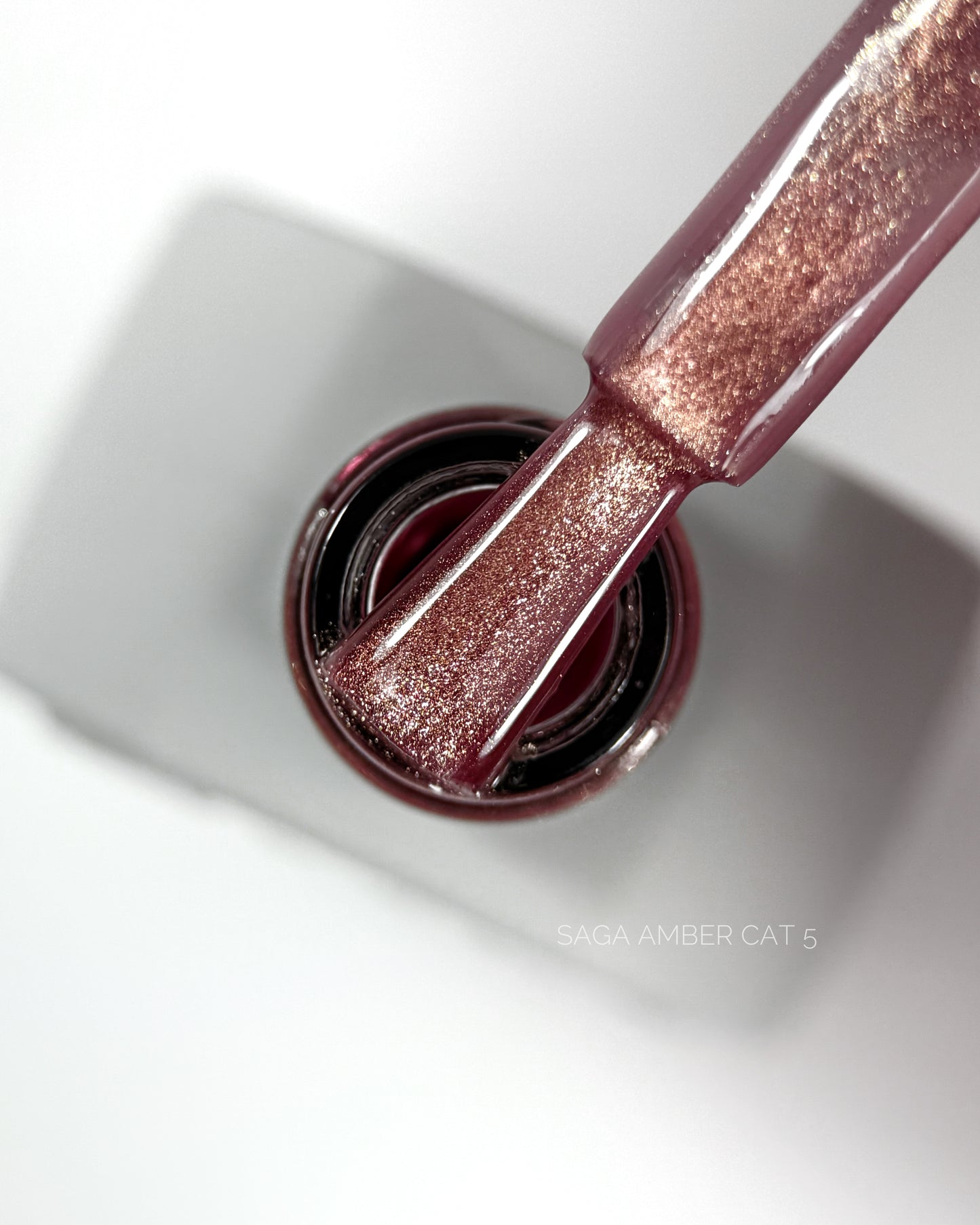 SAGA Professional Amber Cat 5 – rosig-bernsteinfarbener Cat-Eye-Gel-Lack