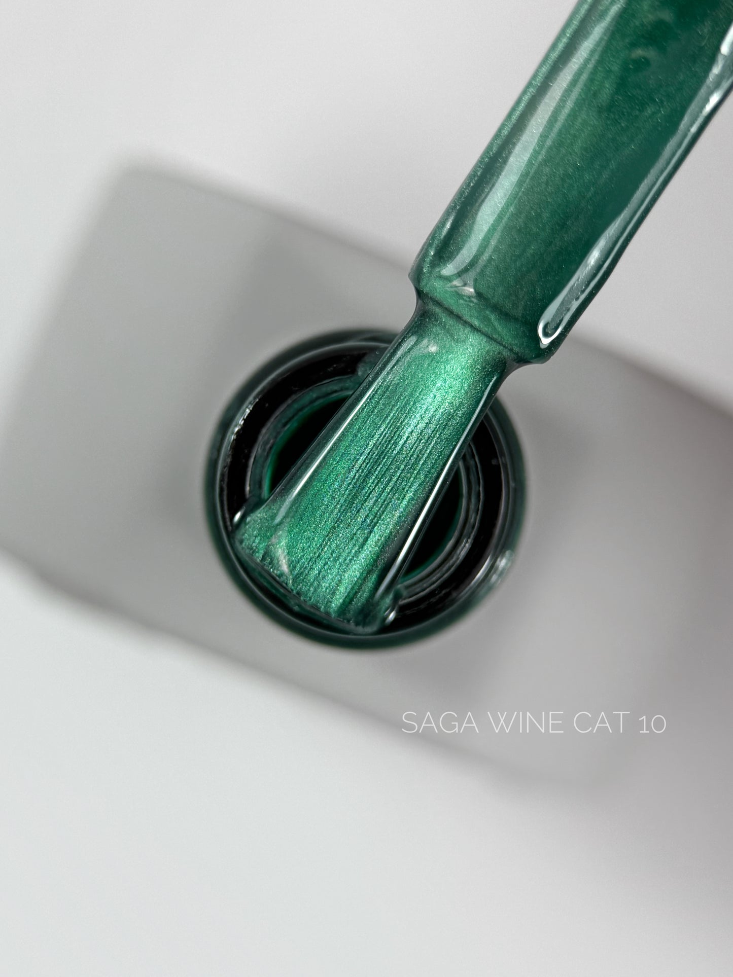 SAGA Professional Wine Cat 10 – magnetischer Gel-Lack in einem tiefen Grünton