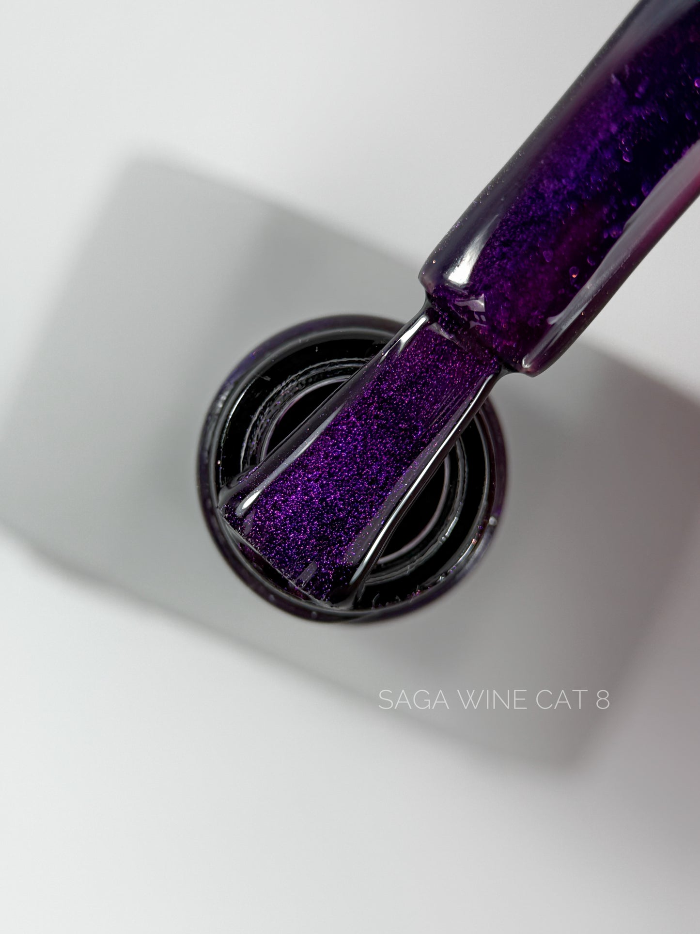 SAGA Professional Wine Cat 8 – magnetischer Gel-Lack in einem Violettton