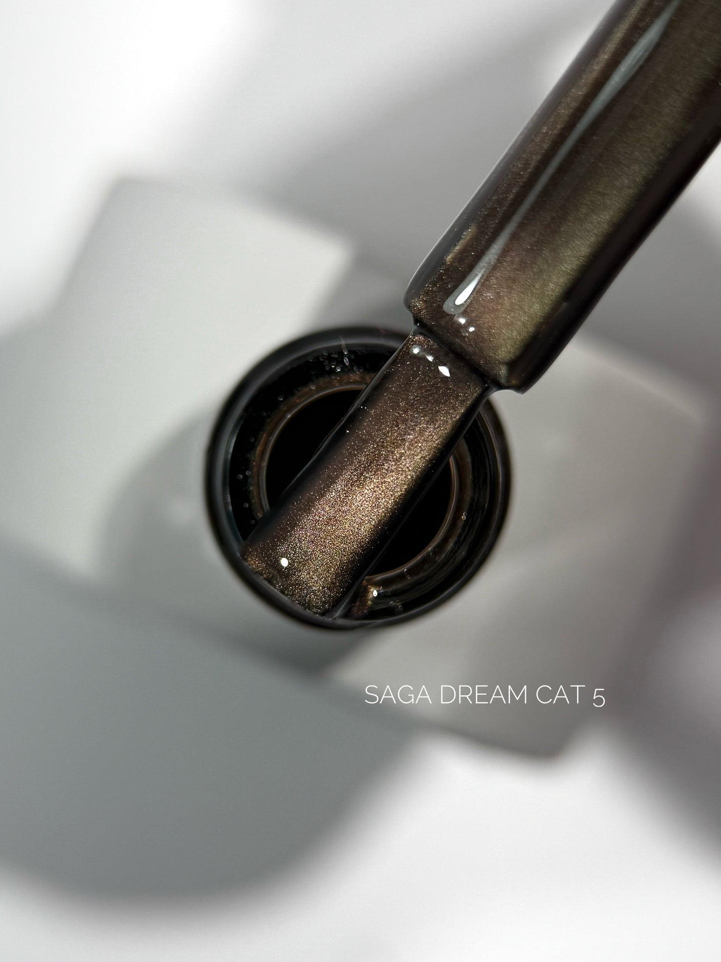 SAGA Professional Dream Cat 5 – magnetischer Gel-Lack in bronzegoldenem Farbton