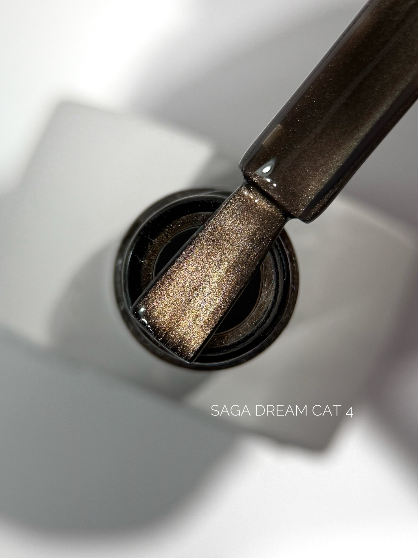 SAGA Professional Dream Cat 4 – magnetischer Gel-Lack in goldbronzenem Farbton