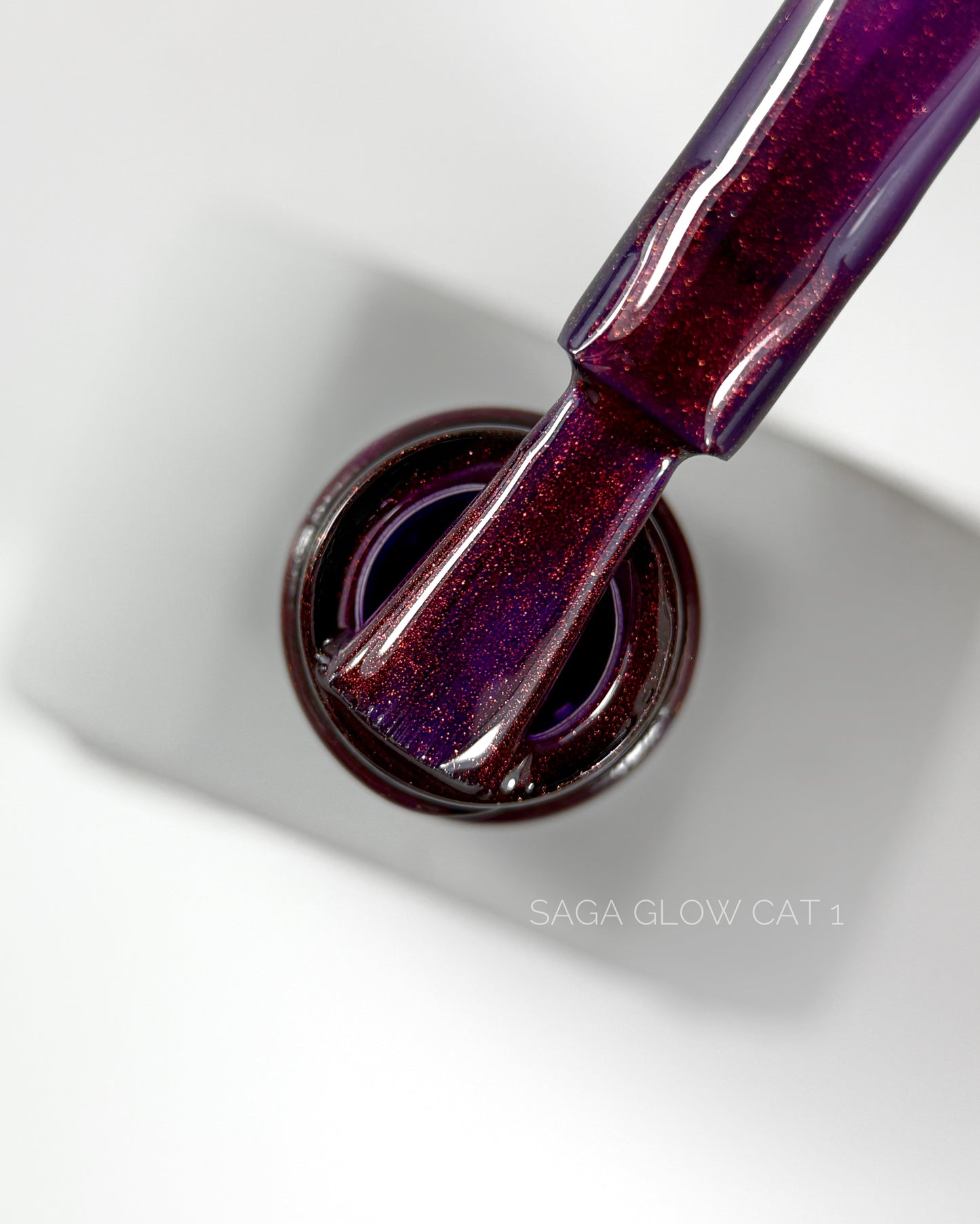 SAGA Professional Glow Cat 1 – violetter Gel-Lack mit Cat-Eye- und Glow-Effekt