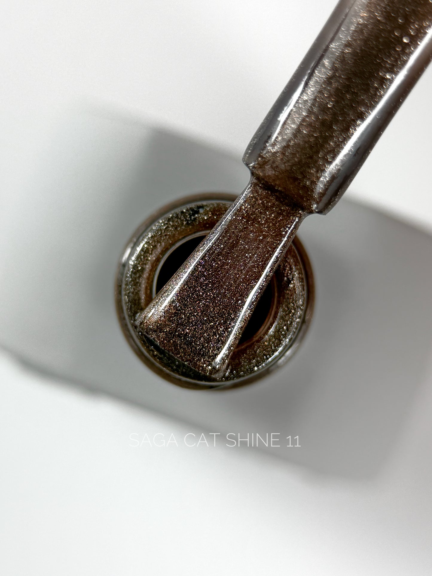 SAGA Professional Cat Shine 11 – schimmernder Gel-Lack in bronzegoldenem Farbton