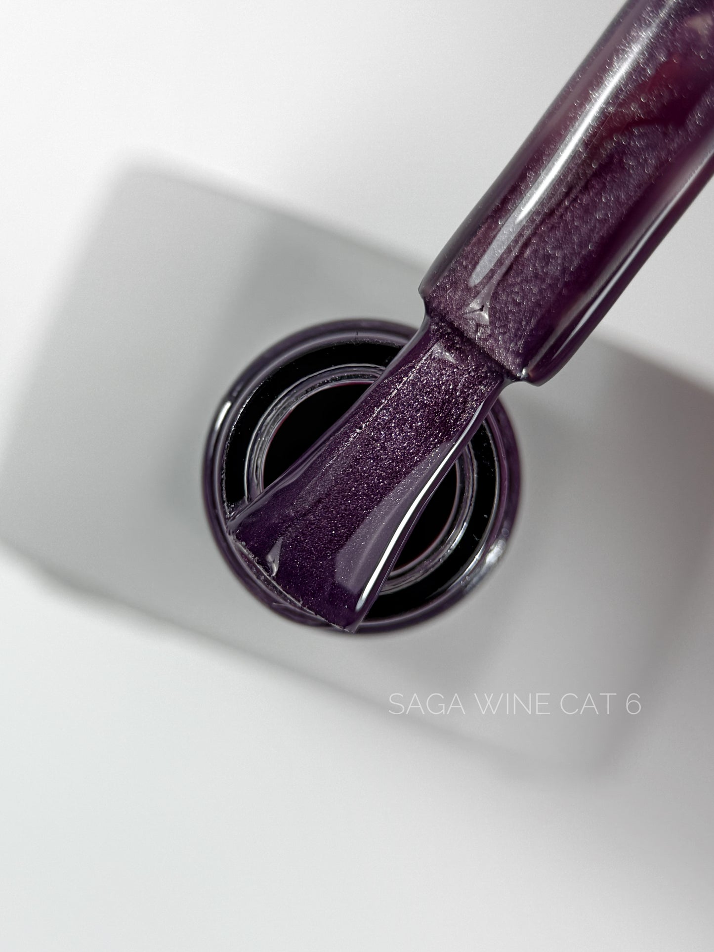 SAGA Professional Wine Cat 6 – magnetischer Gel-Lack in einem tiefen Violettton