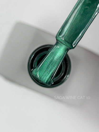 SAGA Professional Wine Cat 10 – magnetischer Gel-Lack in einem tiefen Grünton